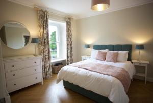 sypialnia z dużym łóżkiem i lustrem w obiekcie Townhouse Stay - St George's Terrace w mieście Carrick-on-Shannon