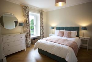 キャリック・オン・シャノンにあるTownhouse Stay - St George's Terraceの大きなベッドと鏡のある寝室