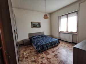een slaapkamer met een bed in de hoek van een kamer bij CasaUmberto in Nizza Monferrato