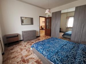 een slaapkamer met een bed, een dressoir en een spiegel bij CasaUmberto in Nizza Monferrato