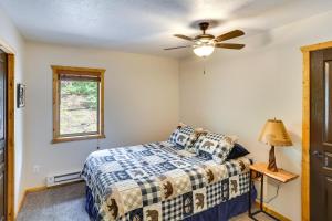 1 dormitorio con 1 cama y ventilador de techo en Spacious Beaver Getaway Near Eagle Point Resort!, en Beaver
