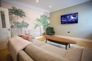 キャリック・オン・シャノンにあるTownhouse Stay - St George's Terraceのソファとテレビのあるリビングルーム