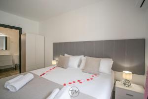 A bed or beds in a room at Carré d'as