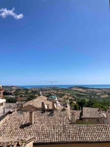 - une vue sur le toit d'une maison avec l'océan en arrière-plan dans l'établissement Casa Odda - Fermo Centro Storico, à Fermo
