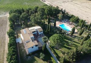 una vista aérea de una casa con piscina en Il Borgo Suite en Cerignola