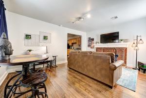 ein Wohnzimmer mit einem Sofa und einem Tisch in der Unterkunft Putnam Pad II - City card 4 local biz discount in Oklahoma City