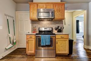 a kitchen with a stove and a microwave at Putnam Pad II - City card 4 local biz discount in Oklahoma City