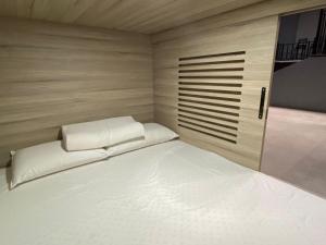安地瓜的住宿－Capsulas La Sin Ventura，小房间一张大白色的床