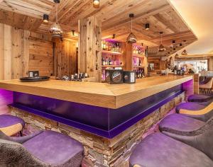 サウゼ・ドゥルクスにあるHotel Stella Alpinaの紫のバースツール付きのバー