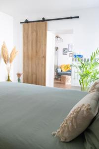 un letto con un cuscino in una stanza di Joli nid douillet proche Nîmes a Bouillargues