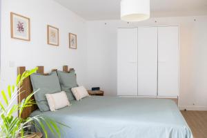 una camera da letto con un grande letto con lenzuola blu di Joli nid douillet proche Nîmes a Bouillargues