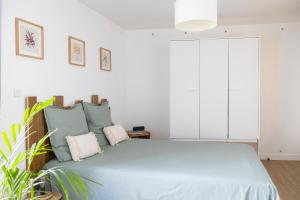 a bedroom with a large bed with blue sheets at Joli nid douillet proche Nîmes in Bouillargues
