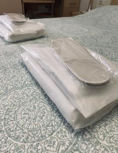 dos toallas blancas sentadas encima de una cama en Lilly Apartament, en Pogradec 8 fotos más