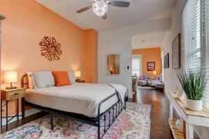 Clementine Bungalow Downtown Hot Springs في هوت سبرنغز: غرفة نوم مع سرير وغرفة معيشة