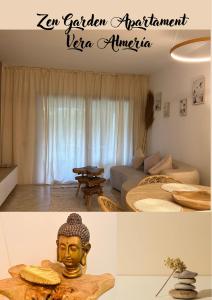 uma sala de estar com uma estátua de uma cabeça sobre uma mesa em Zen garden apartment. em Vera