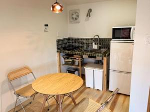 uma cozinha com uma mesa, um lavatório e um frigorífico em Asuka no yado - Vacation STAY 14132 em Asuka