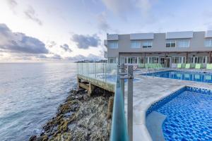 un edificio con piscina junto al océano en Hotel Decameron Maryland All Inclusive, en San Andrés