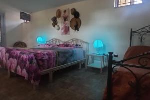 - une chambre avec un lit avec des draps violets et une table dans l'établissement Piccolo Sogno, à Massafra