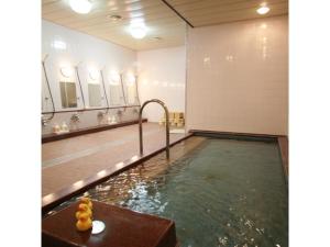 - Baño con espejos y piscina de agua en Hamachiyokan - Vacation STAY 56027v en Ise
