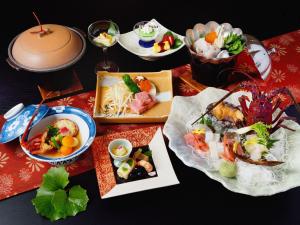 una mesa con muchos platos de comida. en Hamachiyokan - Vacation STAY 56027v en Ise