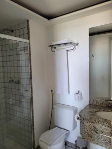 Ванная комната в Praia do Canto Apart Hotel - 302A Vista Mar