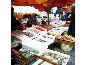 un marché avec de nombreux types de fruits de mer différents en boîtes dans l'établissement Bokkai Onsen Seaside Villa Bokkai - Vacation STAY 69007v, à Shika 32 autres photos