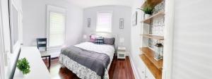 niewielka sypialnia z łóżkiem i biurkiem w obiekcie Historic peaceful apartment w mieście New Haven
