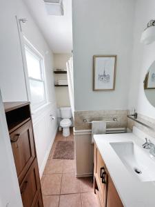biała łazienka z umywalką i toaletą w obiekcie Historic peaceful apartment w mieście New Haven
