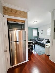 kuchnia i salon z lodówką ze stali nierdzewnej w obiekcie Historic peaceful apartment w mieście New Haven