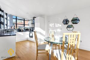 a kitchen and dining room with a table and chairs at Exclusive 2 Bedroom Flat near Buckingham Palace in London