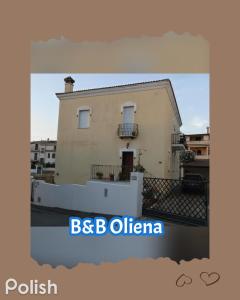B&B Oliena في أوليينا: منزل امامه سياج