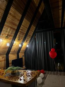 ein Zimmer mit einem Tisch, auf dem rote Luftballons stehen in der Unterkunft Gohali Bungalov in Trabzon + 2 Fotos