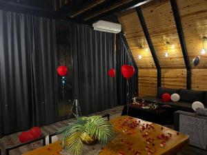 ein Esszimmer mit roten Luftballons und einem Tisch in der Unterkunft Gohali Bungalov in Trabzon