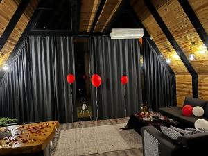 salon z czerwonymi balonami i sceną w obiekcie Gohali Bungalov w mieście Trabzon