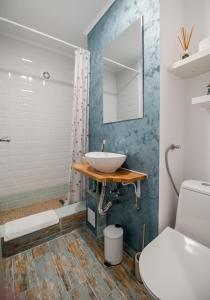 y baño con lavabo y espejo. en NEW Iorga2 OldCity SelfCheckIn, en Timisoara