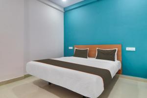 海得拉巴的住宿－Hotel Rbs Kothapet-nagole Road，一间卧室设有一张蓝色墙壁的大床