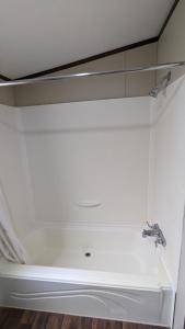 een badkamer met een wastafel en een spiegel bij Hillcrest Inn & Suites Ozona in Ozona