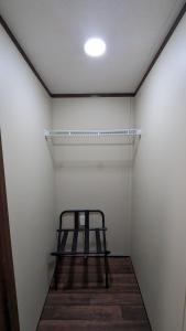 een plank in een kamer met een witte muur bij Hillcrest Inn & Suites Ozona in Ozona