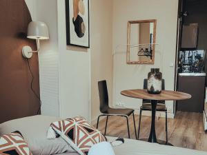 Cette petite chambre comprend une table et une chaise. dans l'établissement Suite Abysse, à Lyon