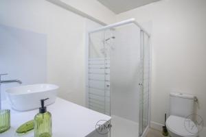 Phòng tắm tại Foyal City Center +36 ảnh