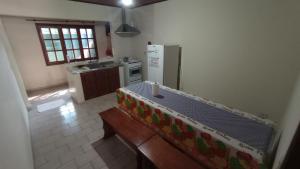 cocina con banco y nevera en Alquiler Casa Iguazú en Puerto Iguazú