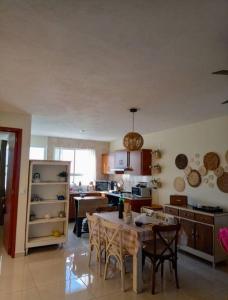 cocina con mesa y sillas en una habitación en Casa Lelé -Linda y acogedora casa de campo para 6 pax en magnífica ubicación, en Tequisquiapan