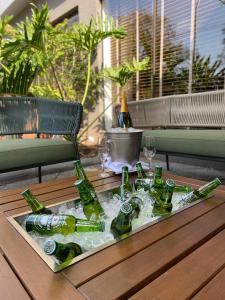 ein Tablett mit Bierflaschen auf dem Tisch in der Unterkunft Nadai Confort Hotel e Spa in Foz do Iguaçu