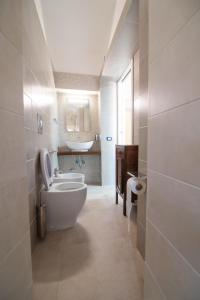 ein weißes Bad mit einem Waschbecken und einem WC in der Unterkunft La Finestra Sul Vulcano in Roccamonfina