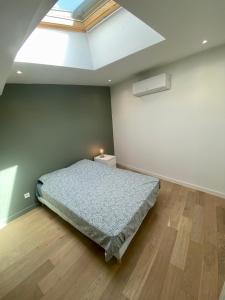 Un pat sau paturi într-o cameră la Loft Rochegude