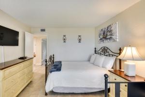 Postel nebo postele na pokoji v ubytování Daytona Beach Vacation Rental with Ocean Views!