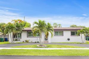 een wit huis met palmbomen ervoor bij Miami 3BR Cozy Home w/ Spacious Yard in Miami