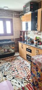 eine Küche mit einem großen Teppich auf dem Boden in der Unterkunft Beautiful Old Apartment in Madinat Al Ashir min Ramadan + 14 Fotos