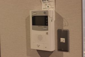 un système de jeux avec nintendo à côté d'un téléphone portable dans l'établissement Precioso Umeda - Vacation STAY 15185, à Osaka