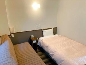 奈良市にあるHotel Hanakomichi - Vacation STAY 27567vのベッド2台と鏡が備わるホテルルームです。